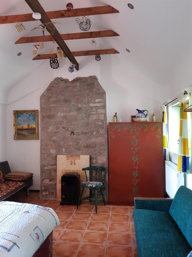 Back2roots - Beautifully Restored Cottage, Doochary
